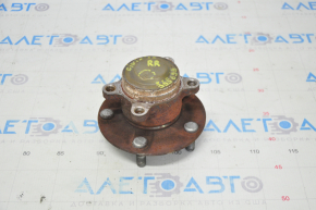 The rear right hub of a Honda Civic X FC 16-21 is rusty and dented.