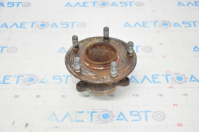 The rear right hub of a Honda Civic X FC 16-21 is rusty and dented.
