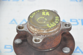 The rear right hub of a Honda Civic X FC 16-21 is rusty and dented.