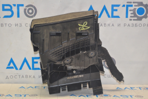 Underhood fuse box VW Passat b8 16-19 USA, broken latch on cover, cover crack