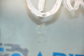 Windshield Nissan Leaf 11-17 sand, bumps, air on the edge