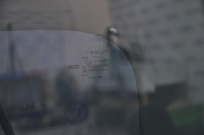 Glass of the door of the rear left upper Tesla Model X 16-21 scratches, cracked seal