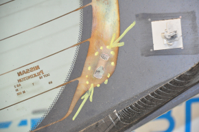 Rear glass of the trunk door Nissan Leaf 11-17 scratches on the inside, contact is torn off