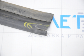 The right door seal on the sill of a Nissan Murano z52 15-24 is torn.