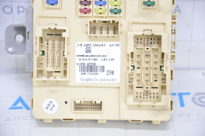 Fuse box under the dashboard Hyundai Santa Fe 17-18