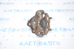 Rear right hub Toyota Prius V 12-17 rusty