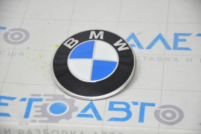 The hood emblem of the BMW X3 G01 18-21 is dented, the varnish is peeling off
