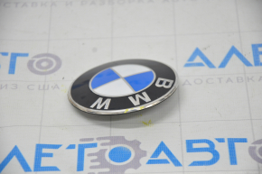 The hood emblem of the BMW X3 G01 18-21 is dented, the varnish is peeling off