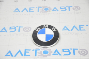 The hood emblem of the BMW X3 G01 18-21 is dented, the varnish is peeling off