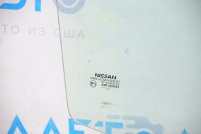 Glass door front right Nissan Versa 1.8 10-12 scratches