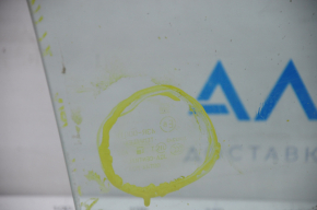 Front right door glass Suzuki Kizashi 10-15 scratches