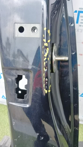 The central right body pillar of the Audi Q5 8R 09-17 is sawn off, dents