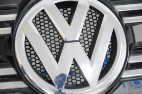 Radiator grill assembly VW Tiguan 12-17 rest with badge, cracks, broken mount, bumps and sand on chrome