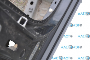 The central right body pillar of Chevrolet Malibu 16- sawed off, bumps