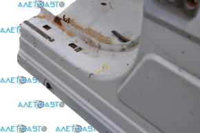 The central right body pillar of Nissan Pathfinder 13-20 is sawn off, pokes