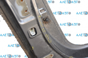The central right body pillar of Hyundai Sonata 11-15 is sawn off, pokes