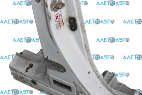 The central right body pillar of Subaru Legacy 15-19 is sawn off, pokes