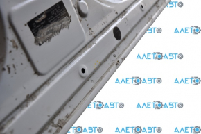 The central right body pillar of Subaru Legacy 15-19 is sawn off, pokes