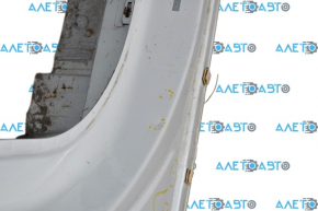 The central right body pillar of Hyundai Sonata 15-19 is sawn off, pokes