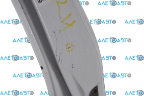 The central right body pillar of Hyundai Sonata 15-19 is sawn off, pokes