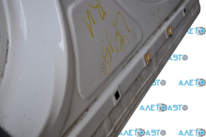 The central right body pillar of Hyundai Sonata 15-19 is sawn off, pokes
