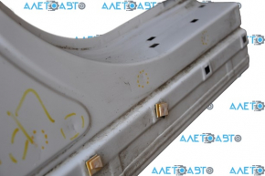 The central right body pillar of Hyundai Sonata 15-19 is sawn off, pokes