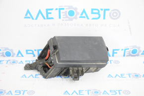 VW Jetta 19 underhood fuse box - no back cover
