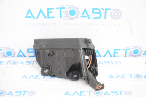 VW Jetta 19 underhood fuse box - no back cover