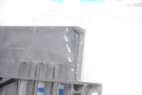 The radiator shroud diffuser is bare for a Hyundai Azera 12-17, cracked, no fragments.