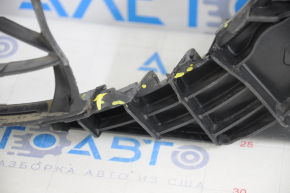The radiator shroud diffuser is bare for a Hyundai Azera 12-17, cracked, no fragments.