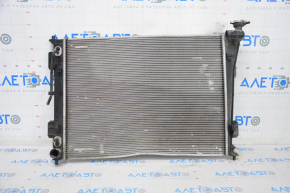 The water cooling radiator of the Hyundai Azera 12-17 is dented.