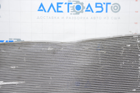 The water cooling radiator of the Hyundai Azera 12-17 is dented.
