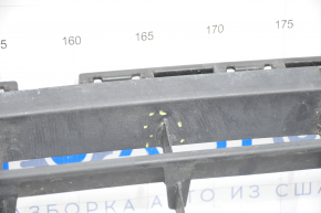 Lower grille of front bumper VW Jetta 15-18 USA without parking sensors, cracked