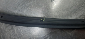 The door seal of the rear right Ford Explorer 11-19 is torn