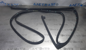 The door seal of the rear right Ford Explorer 11-19 is torn