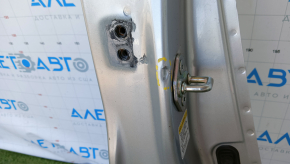 The central right body pillar of Honda HR-V 16-22 is sawn off, butt