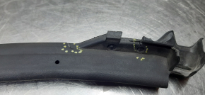 The door seal of the rear right VW Golf 15- 5d is torn