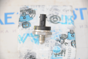 Fuel pressure sensor BMW F30 17-18 B46 on the fuel rail
