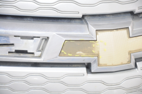 Radiator grill grill Chevrolet Volt 11-15 pokes, emblem peeled off, crack