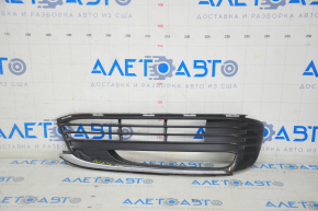 Lower grille of the front bumper right BMW 7 G11 G12 16-19 under fog lights, with chrome molding, sand