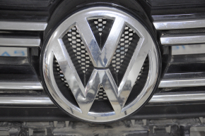 Radiator grill assembly VW Tiguan 12-17 rest with badge, cracks, crack, bumps and sand on chrome
