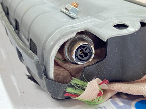 The driver's left knee airbag for a Chevrolet Cruze 16-year-old was shot.