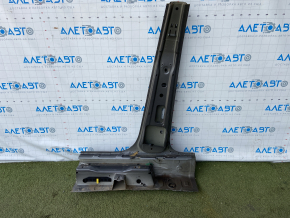 The central right body pillar of VW Tiguan 09-18 is sawn off, pokes