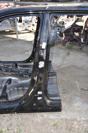 Body pillar central left Jeep Grand Cherokee WK2 11-21 on the body