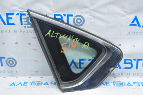 Window blind glass rear left Nissan Altima 13-18 scratches on chrome, air under tint