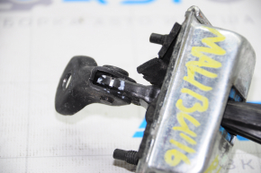 Chevrolet Malibu 16 rear left door limiter - cracks