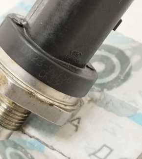 Fuel pressure sensor Jaguar F-Pace X761 17- on fuel rail AJ126