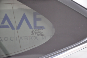 Window blind glass rear left Toyota Highlander 20- tinted, scratch on edge, scratch on chrome, contacts torn off