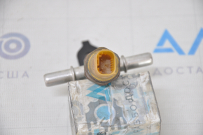 Fuel pressure sensor Jaguar F-Pace X761 17- on the fuel line