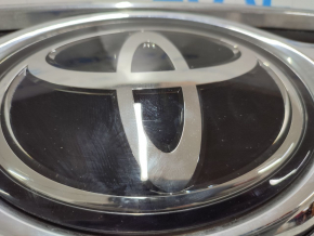 Grill grill Toyota Highlander 20- under the camera with the emblem, chrome, pokes on chrome, sand